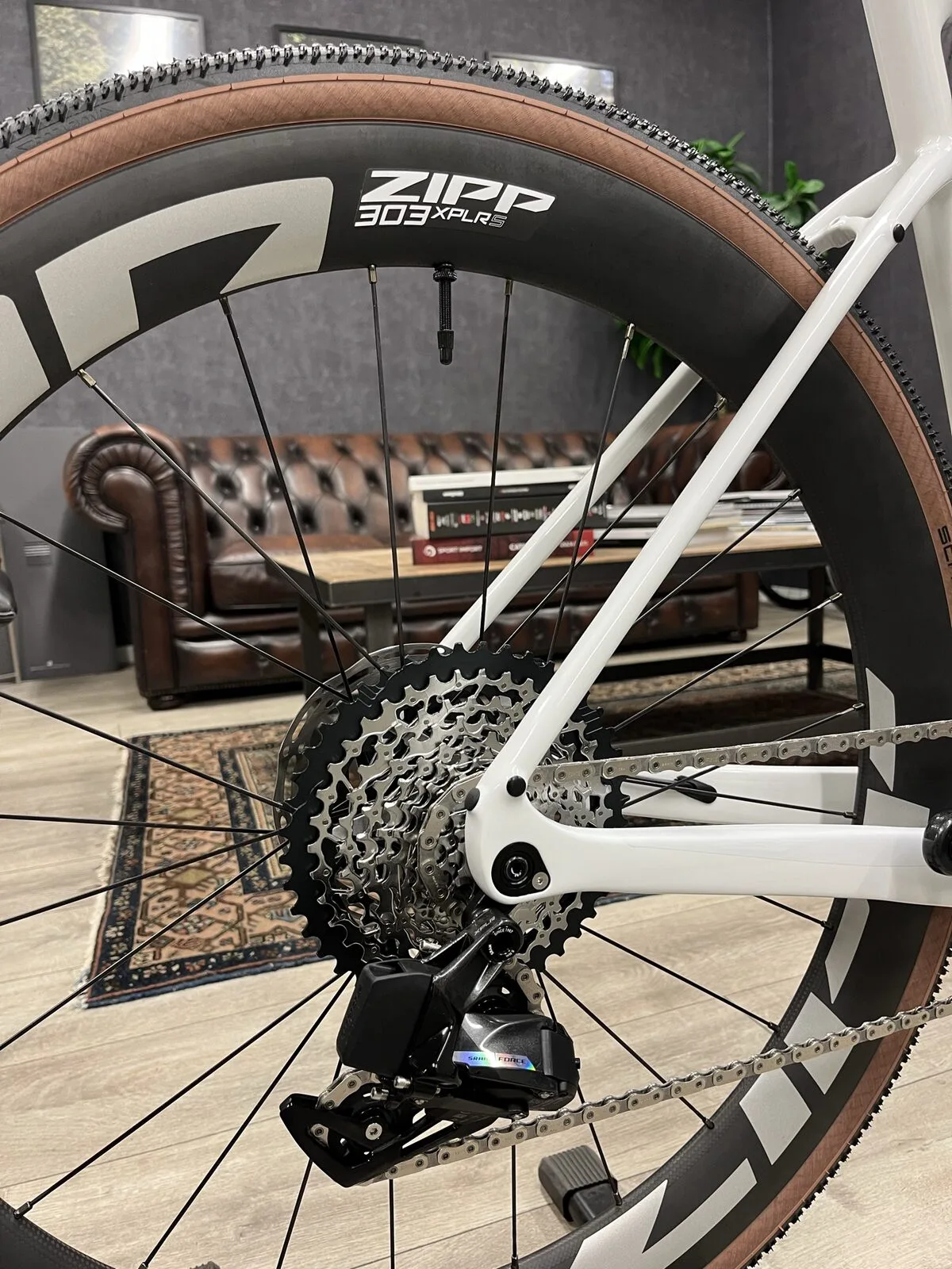 Detail achterderailleur met Zipp wielen in de showroom